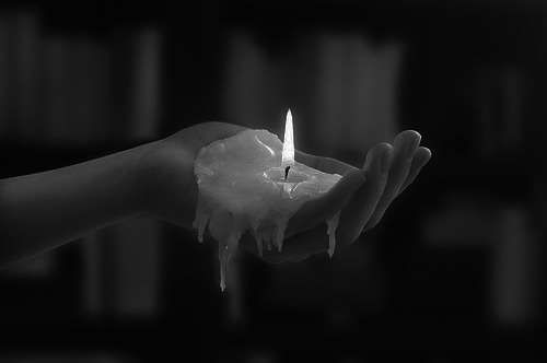 شمع در دست