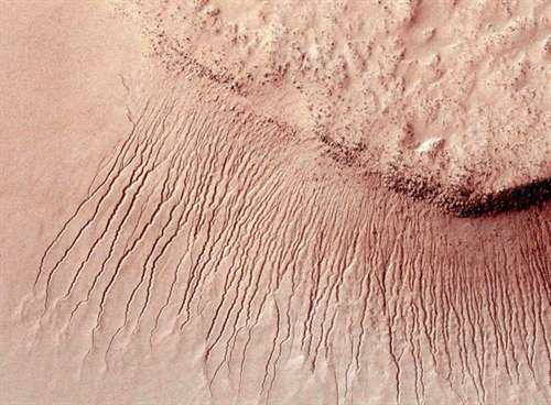 کشف جریان آب مایع در مریخ